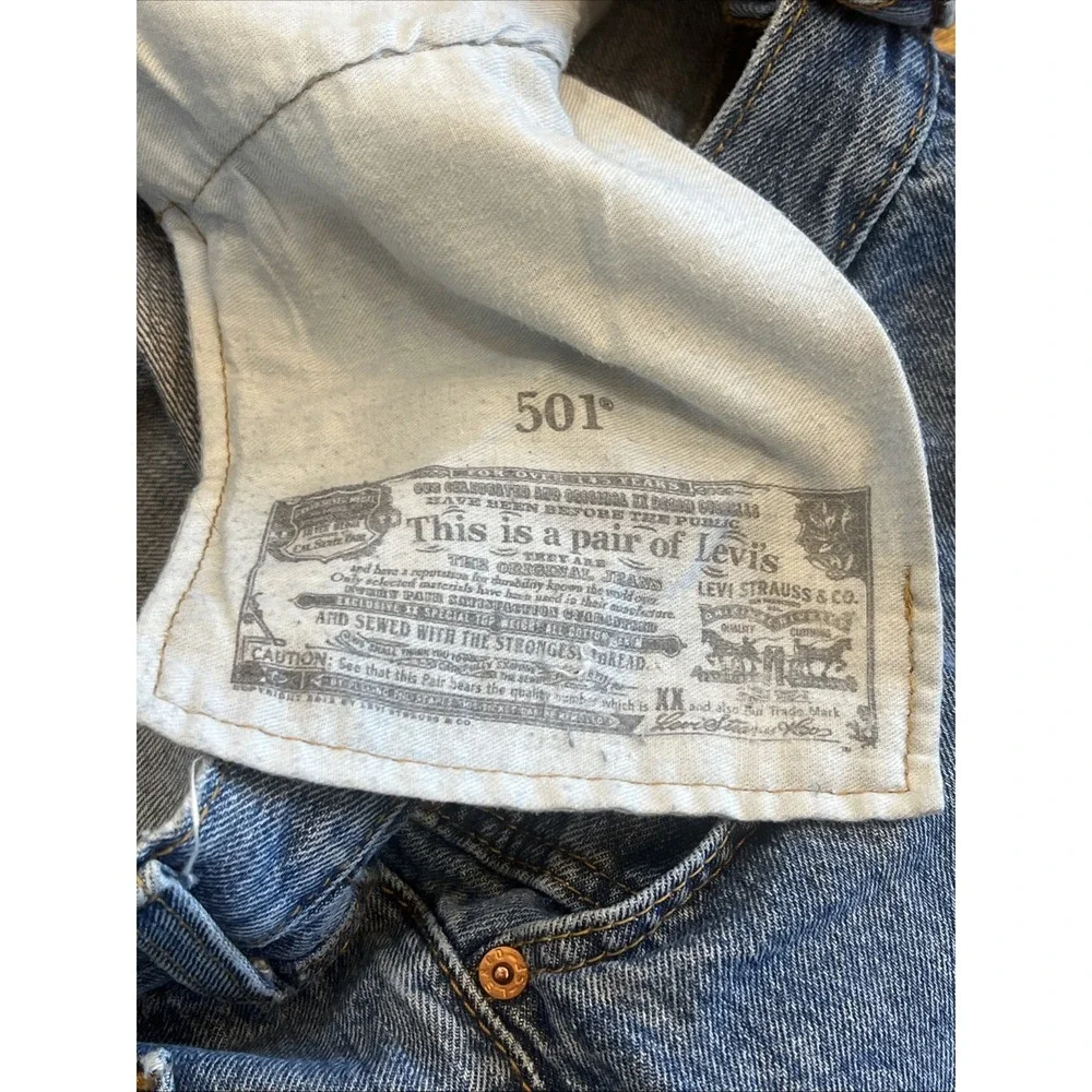 Levis 501 Jeans Mens 34x32 (Act 34x30) Blue Button Fly Distressed Straight Cut